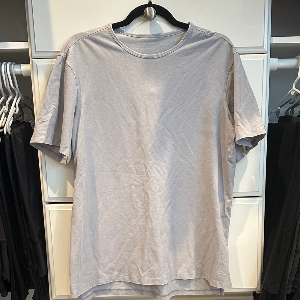 lululemon athletica Men's Textured Soft Gray Short Sleeve Tee